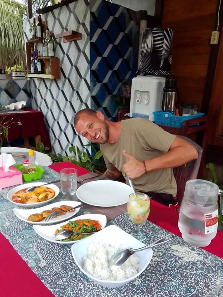 מנאדו Naca Homestay מראה חיצוני תמונה